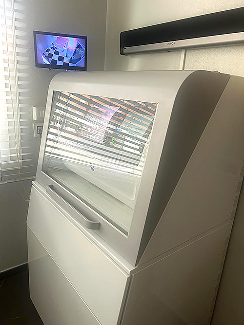 Fresatore dentale CEREC Primemill Dentsply Sirona per la produzione digitale di restauri protesici CAD/CAM.