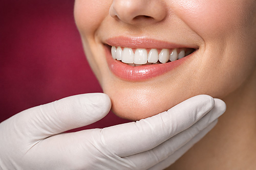 Dettaglio di un sorriso luminoso dopo il trattamento di sbiancamento dentale professionale a Bologna